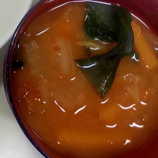 油揚げと白菜のトマト味噌汁